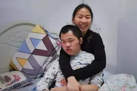 27岁女孩每天和23岁弟弟同睡一张床，不敢找男友，一辈子陪着弟弟图片
