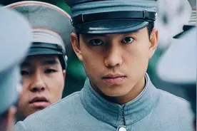 2013年著名演员，因拒绝用替身从马背上摔下，导致终身残疾图片