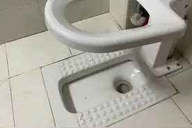 别装传统马桶了！年轻人流行这么装，整洁美观省空间，太机智了图片