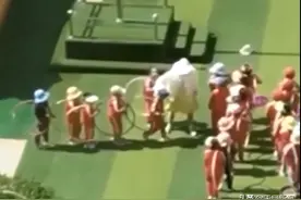 甘肃一幼儿园教师击打多名学生头部 教体局：已介入调查，连夜召开家长会图片