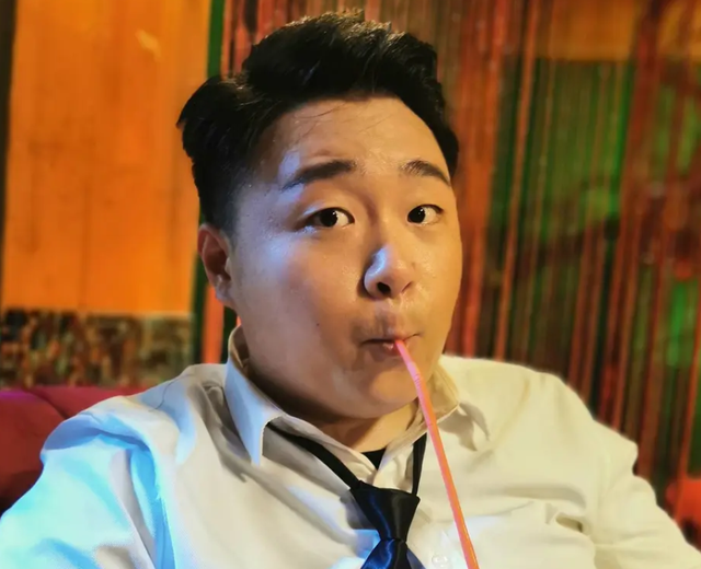 郝劭文520官宣结婚!晒结婚证亲吻妻子太甜蜜,乐当7岁孩子的继父