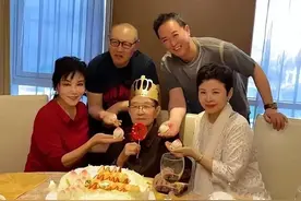 89岁谷建芬庆生，刘欢那英孙楠等大牌学生都没来，只见一个董文华图片