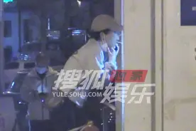 独家：袁姗姗夜晚独自一人做核酸 穿着简单温柔如水图片