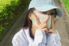 真复合？李小璐晒照比V心情好，与贾乃亮穿同款衣服裤子似同一套图片