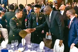 美防长跨越两个座位主动与中国防长握手，外界紧盯中美防长互动图片