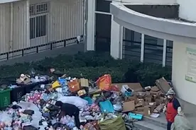 安徽安庆一大学临时查寝，通知后半小时男生宿舍楼下垃圾成山图片