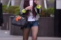 在夏天女生背带的牛仔短裤还可以配丝袜吗？图片