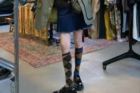 最近流行一种穿法：“露袜不露踝”，洋气还保暖，难怪潮人都上头图片