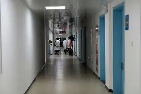抢救现场，医生预料结局必定人财两空，于是劝家属放弃图片