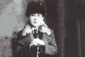 日本投降后，女汉奸川岛芳子穿浅蓝色睡衣被捕，铐上那刻面露恐惧图片