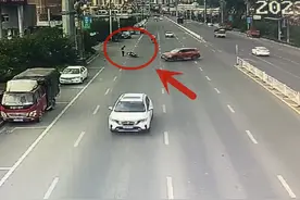 女子骑电动车摔倒，消防暖心救助！图片