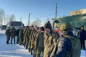 50名被乌俘虏俄士兵回国，现场哭诉像个人了，俄军开启复仇模式图片