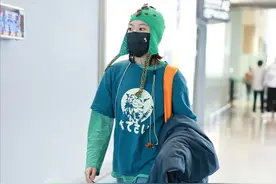 窦靖童穿衣不拘小节，蓝绿撞色叠穿不算啥，绿色针织帽戴出童真感图片