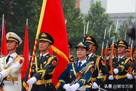 解放军换发21式军服，与俄军非常相似，为何使用了作业服？图片
