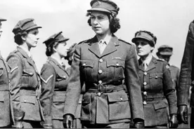 1945年，18岁伊丽莎白参军，担任卡车司机和机械师，拥有4级军衔图片