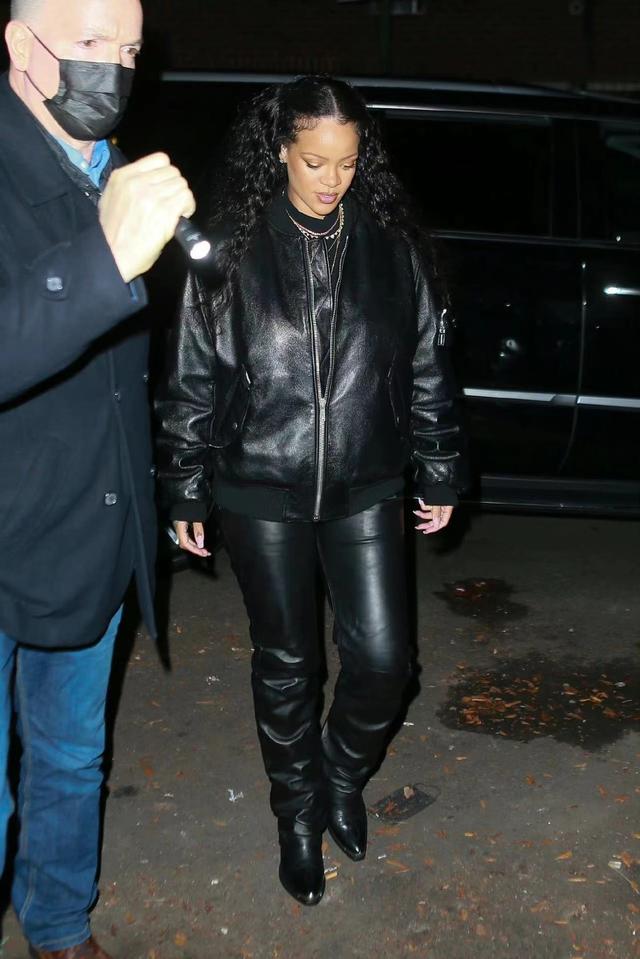 亿万富婆蕾哈娜雪夜出行！半扎泰迪卷秀出心形脸，戴唇钉气场贼强