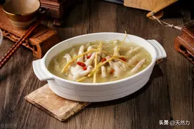 广式做法的花生鸡脚排骨汤，满满的胶原蛋白，清甜滋补又好喝图片