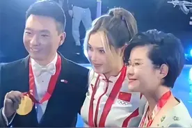 情商实力在线！谷爱凌挂银牌把金牌给主持人，康辉沾沾自喜图片