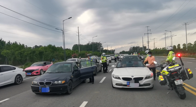 【百日行动】上蔡交警依法查处一起车辆聚集非法占道活动 查处多起交通违法行为