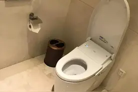 不管住什么宾馆酒店，为啥一定要倒一壶开水在马桶里？好多人不懂图片