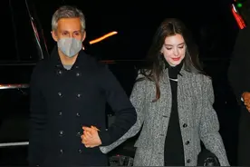 39岁安妮海瑟薇与丈夫牵手现身，穿丝袜身材绝，比丈夫高出半个头图片