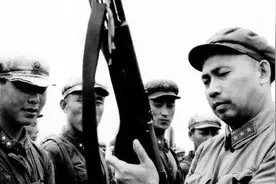 司令员是上将，副司令是中将，多年后，副司令被判17年，身败名裂图片