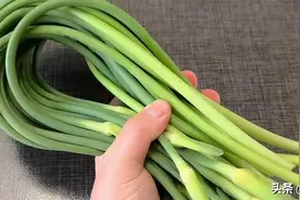 炒蒜苔时，直接下锅炒就是大错，学会这个做法，真的太香太下饭了图片