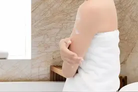 皮肤干燥缺水怎么办？涂身体乳有用吗？身体乳主要成分是什么？图片