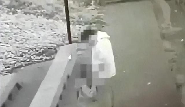 露骨爱爱遭直播，男女主角被拘留！