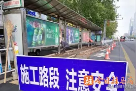 驻马店：更换公交站台铁皮地面 让群众乘车出行更便利图片