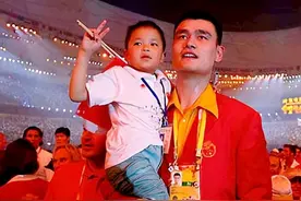 被姚明抱着上奥运的小英雄，曾发誓考上清华，16年后活成了这样图片