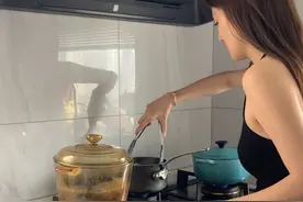 吴千语晒上海隔离生活，穿吊带裙化身美厨娘，桌上放置大闸蟹烤鸭图片