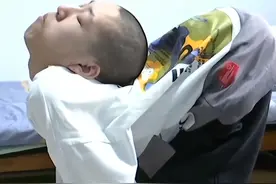 “折叠男孩”跪着上课考上大学，祝他手术顺利！图片