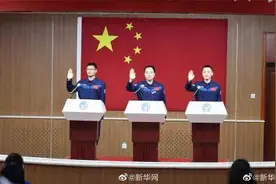 神16航天员记者见面会，一个动作网友不解，为何桂海潮不行军礼？图片