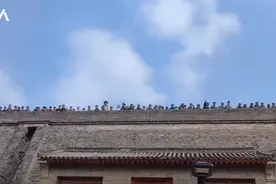 陕西西安：偶遇新人拍婚纱照，百余名军训学生大喊“新婚快乐”图片