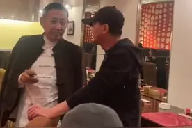 大咖聚餐！陈凯歌黄渤喝酒喝到脸通红，陈道明吴刚站一旁热聊图片