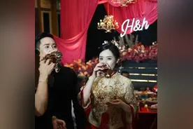 百万网红晒照官宣结婚！神秘妻子高颜值不输明星，两人相识已8年图片