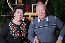 德德玛：38岁带儿子改嫁，51岁偏瘫，二婚丈夫不离不弃，她怎样了图片