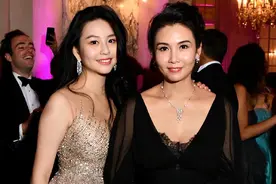 邱淑贞携大女儿逛街被拍，穿旧拖鞋配袜很节俭，54岁身材仍出众图片