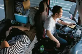 1000万卡车夫妻现状：一天24小时在车上，拉的货比命还重要图片