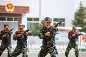 手枪精度射击、携枪通过100米障碍……“武教头”集训开始啦图片