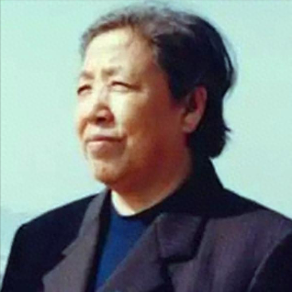 她是主席的妻子，15岁入党，如今依然健在，但很少出现在公众视野
