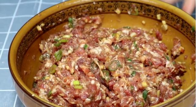 小吃店老板教我调肉馅秘方，她家馄饨天天排不上队，肉馅鲜嫩多汁