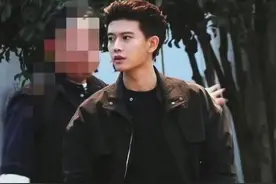 明明是个小奶狗，突然露出额头，梳起大背头，瞬间被鲨到的男明星图片