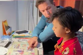 “不好意思说他是我儿子”，因混血儿子英语成绩差，老爸无力吐槽图片