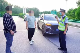 收费站匝道处，两车互不让路？漯河交警裁定属同等责任事故！图片