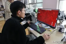 华科博士后光谷创业，研发“创可贴”显微镜，贴在手机上能看到细胞核图片