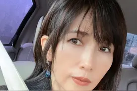 51岁工藤静香驾豪车出街，海蓝宝石项链奢华无比，脸颊像被熨烫过图片