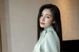 绿色，亲切待人的同事大姐姐，温柔体贴图片