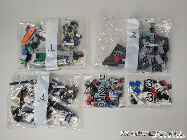 乐高侏罗纪世界76949南方巨兽龙和镰刀龙攻击评测